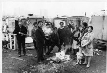 Planches, clous, marteaux