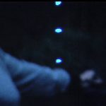 Eva, des lampes et des grillons