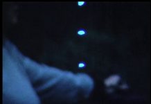 Eva, des lampes et des grillons